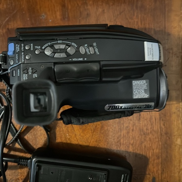 Quasar VM-L152 VHS-C Palmcorder - Picture 4 of 11